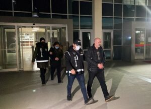 - Kendilerini polis ve savcı olarak tanıtarak öğretim üyesini telefonla