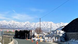 ELAZIĞ (AA) – Elazığ'ın Kovancılar ilçesinde devrilen saman yüklü tırın