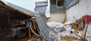 ELAZIĞ (AA) – Elazığ'ın Keban ilçesinde bir evin çatısı, biriken