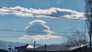 ELAZIĞ (AA) – Elazığ'ın Kovancılar ilçesinde beliren mercek bulutu ilgiyle