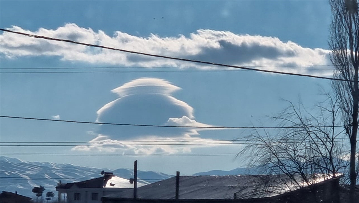 ELAZIĞ (AA) – Elazığ'ın Kovancılar ilçesinde beliren mercek bulutu ilgiyle