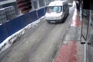 ELAZIĞ (AA) – Elazığ'da seyir halindeki bir yolcu minibüsünün üzerine