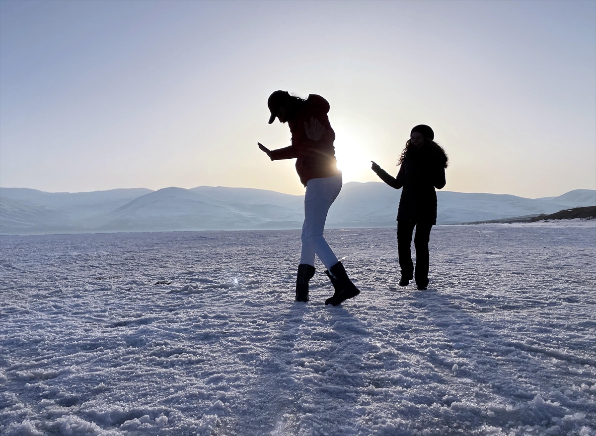“Erik dalı” oynayarak buzla kaplı Çıldır Gölü'nü tanıttılar