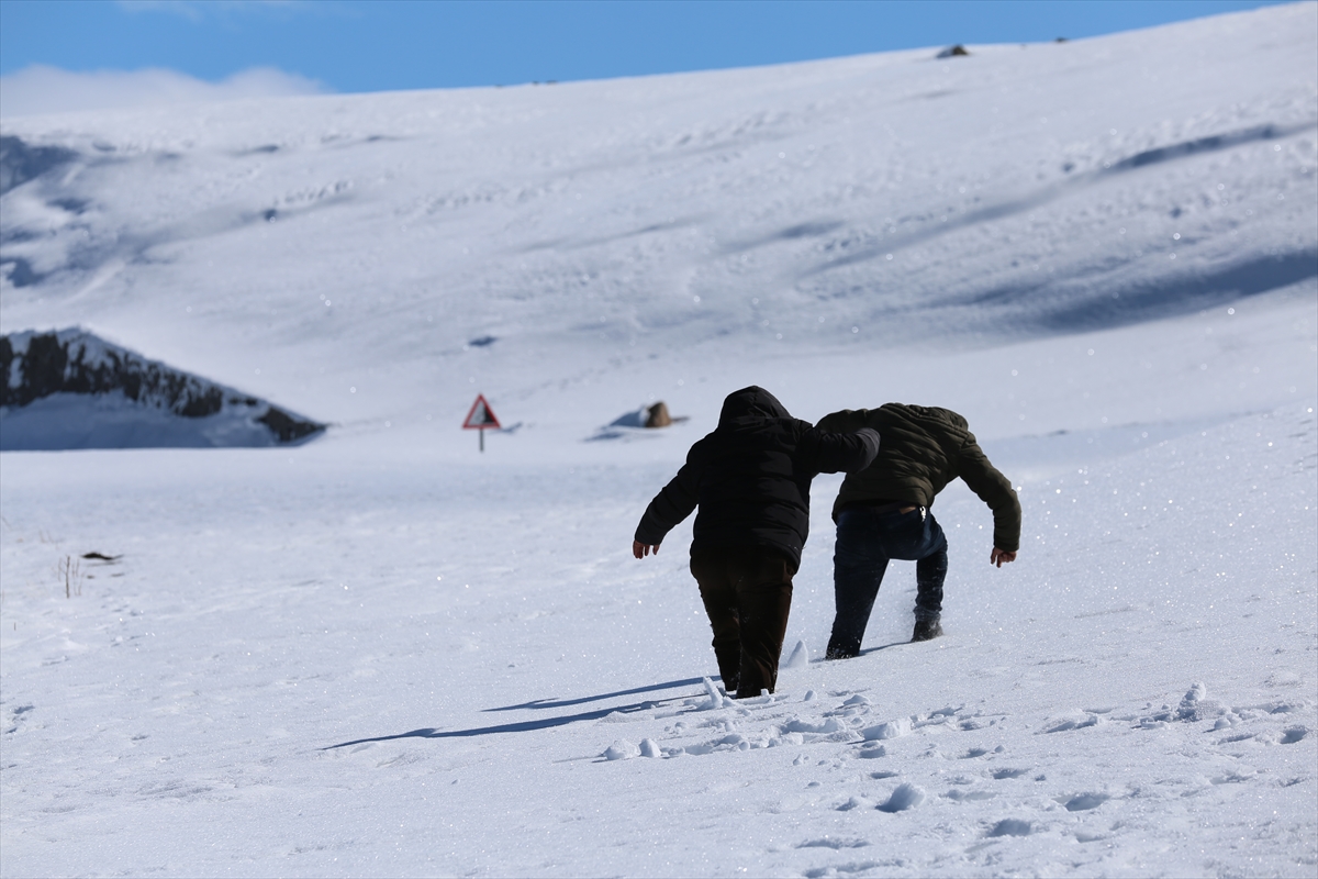 Erzurum'da kardan kapanan alternatif yollar da açılıyor