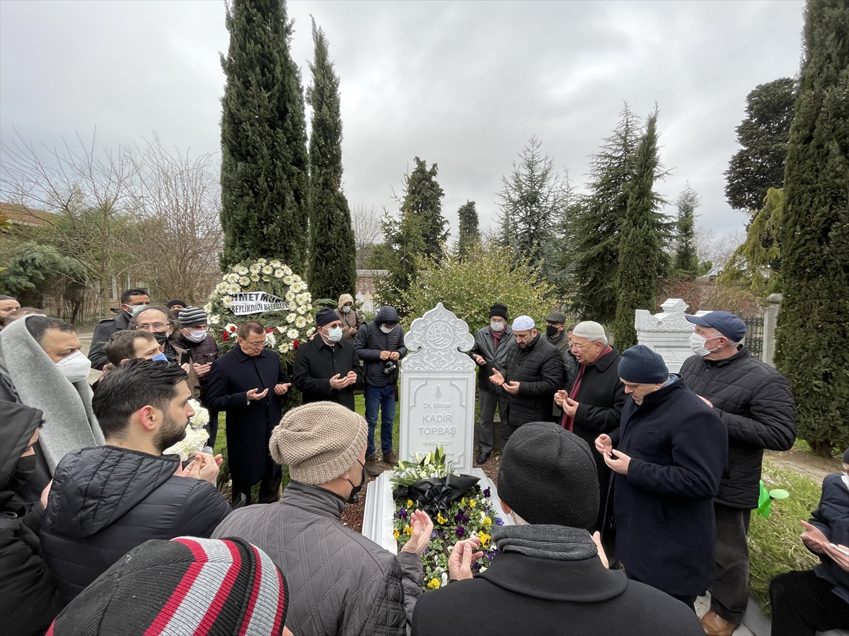 Eski İBB Başkanı Kadir Topbaş kabri başında dualarla anıldı