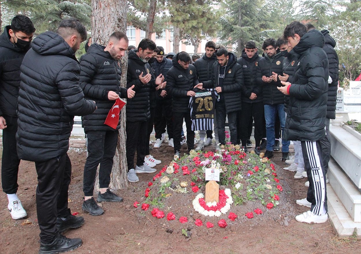 Eskişehirspor'dan şehit Binbaşı Dunca ile Piyade Er Tarcan'ın mezarlarına ziyaret