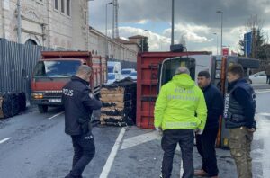 İSTANBUL (AA) – İstanbul'un Eyüpsultan ilçesinde devrilen kamyonda yüklü atık