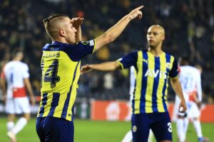 - Fenerbahçe: 2 - Slavia Prag: 3