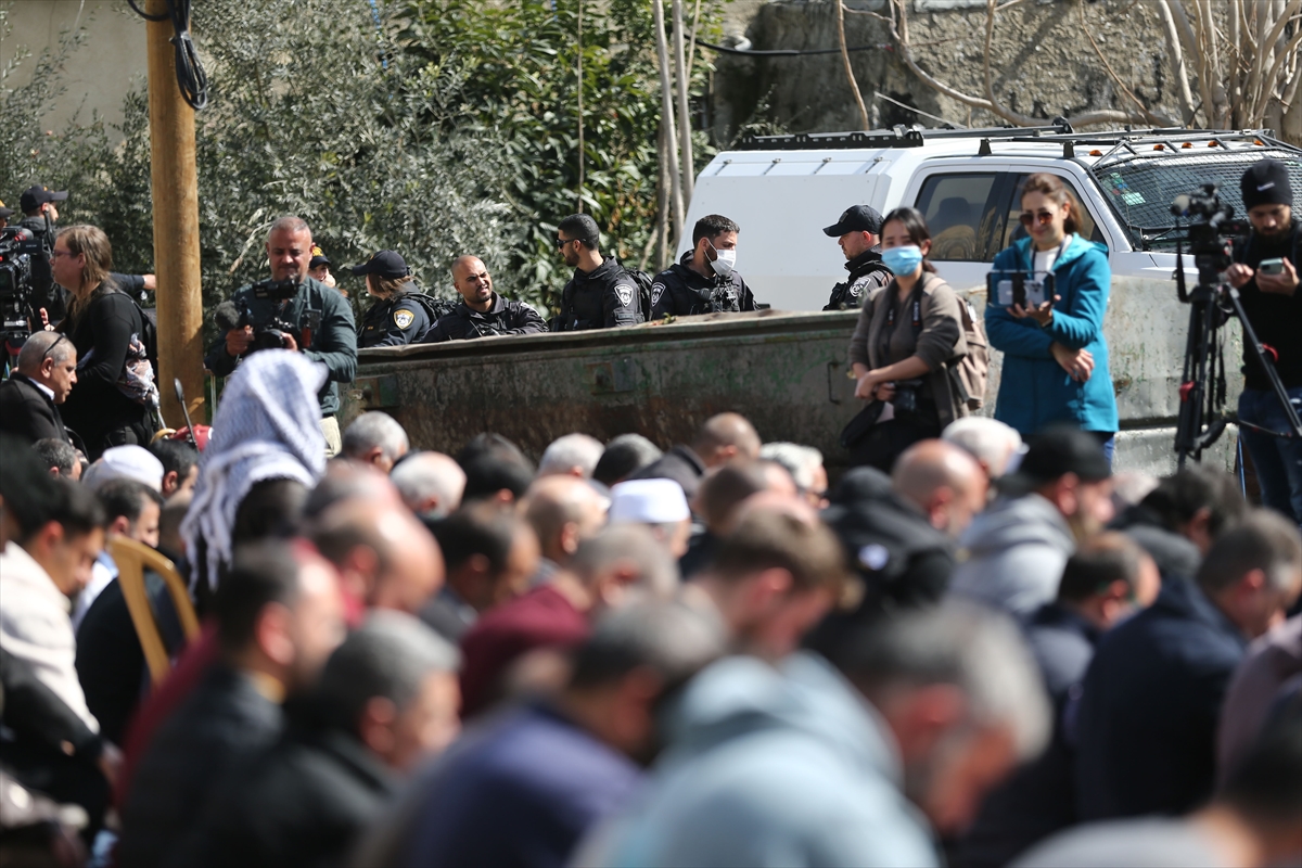Filistinliler cuma namazını Kudüs'te gerilimin yüksek olduğu Şeyh Cerrah'ta kıldı