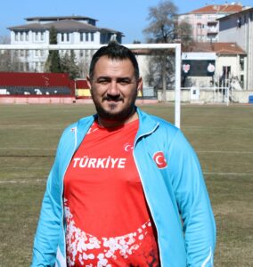 UŞAK (AA) – MEHMET ÇALIK – Gülle atma branşında yaş