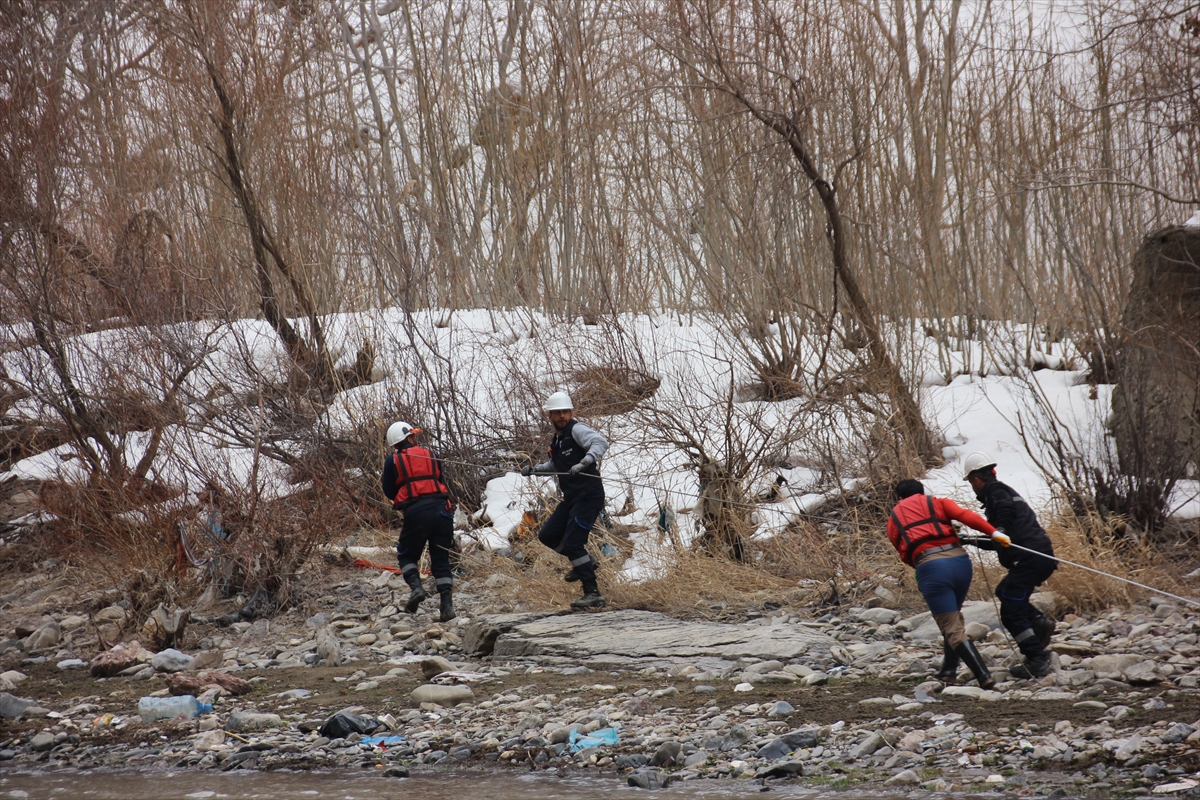 Hakkari'de ekipler elektrik hatlarını onarmak için botlarla Zap Nehri'ni geçiyor