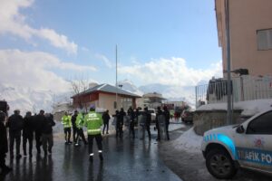 HAKKARİ (AA) – Hakkari'de çıkan silahlı ve bıçaklı kavda bir