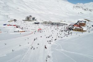 - Kar voleybolunun oynandığı, kar raftingi ve yamaç paraşütünün yapıldığı