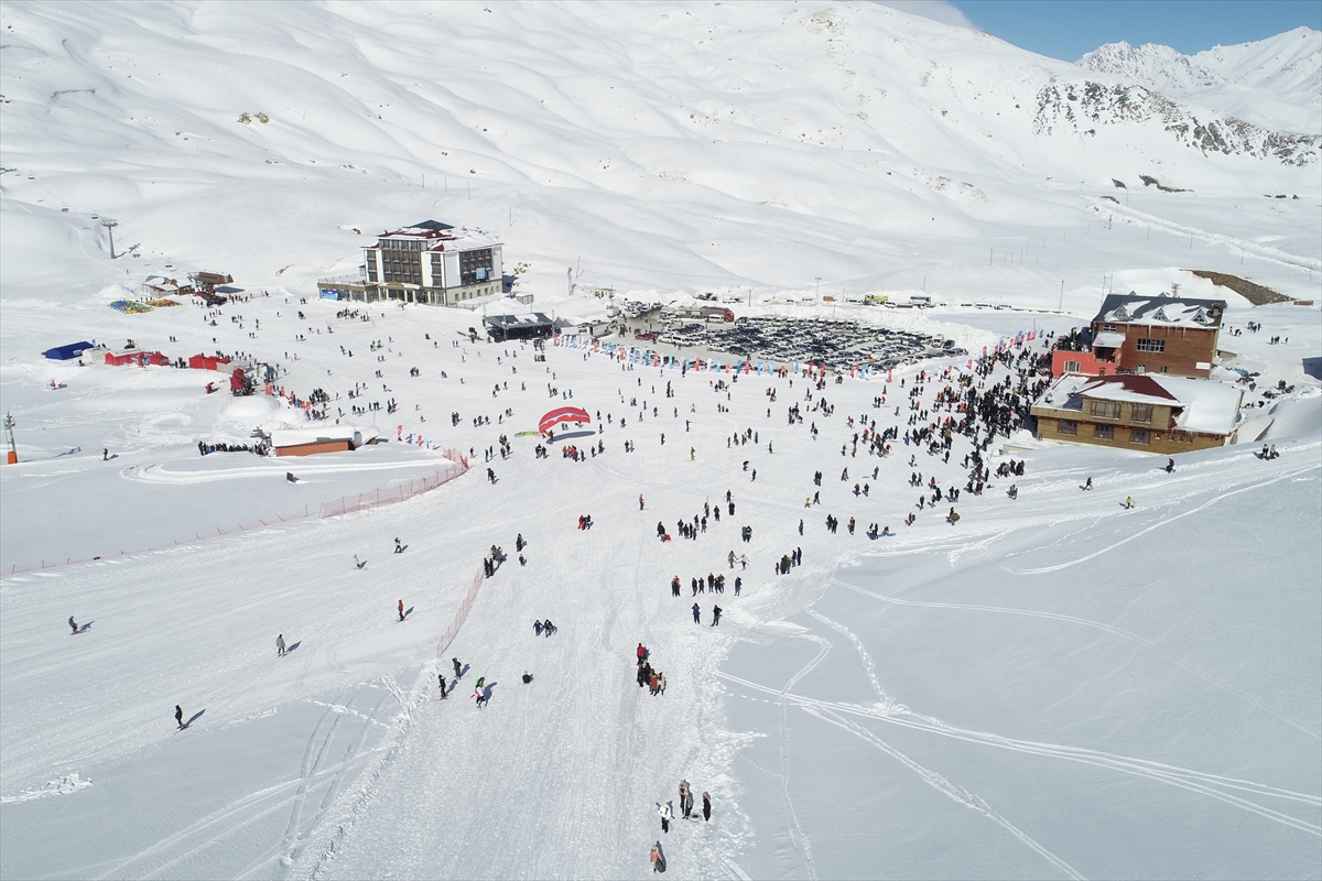 Hakkari'deki 4. Kar Festivali eğlenceli etkinliklerle devam ediyor