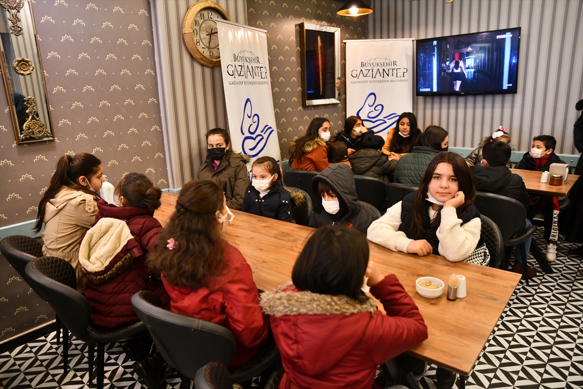 Hayırsever gurbetçi, çocuğunun ilk doğum günü pastasını yetimlerle paylaştı