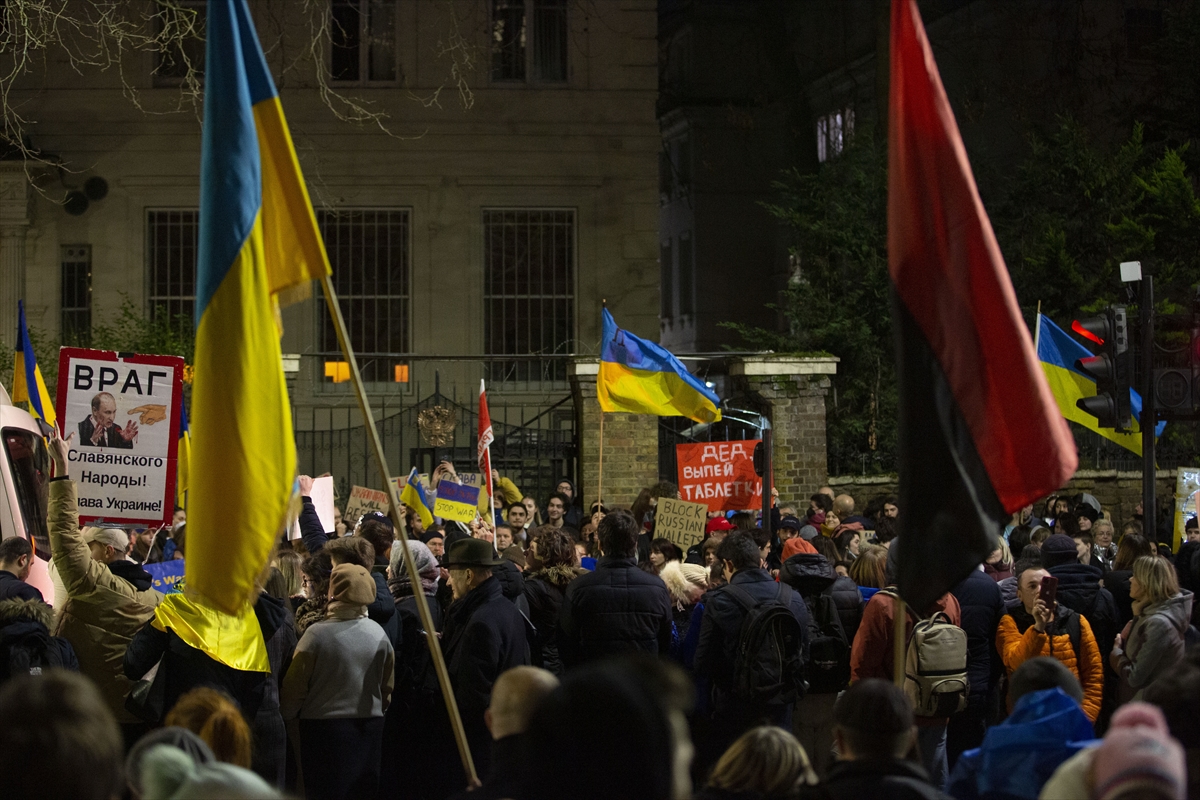 İngiltere'de savaş karşıtları Rusya'yı protesto etti