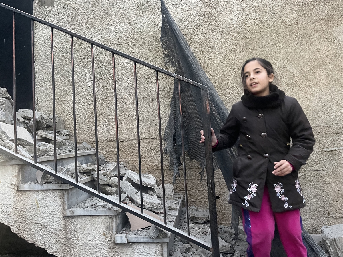 İsrail'in evini yıktığı Filistinli küçük kızdan cesur tepki: “Ağlamayacağız”