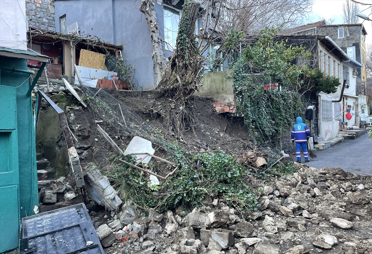 İstanbul Üsküdar’da bahçe duvarı yola devrildi