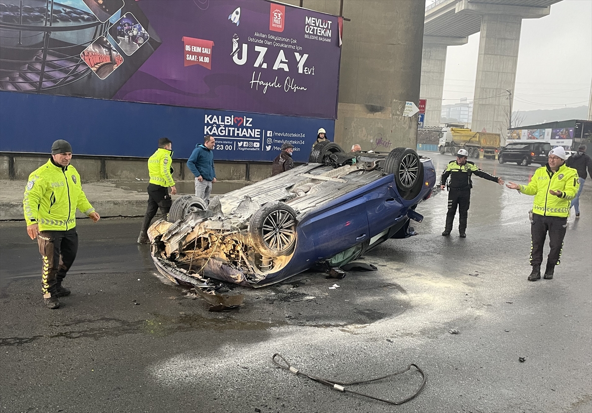 İstanbul'da devrilen otomobildeki 2 kişi yaralandı