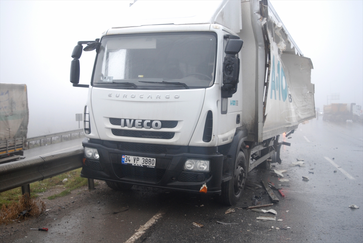 İstanbul'da iki kamyonun çarpışması sonucu şoförler yaralandı