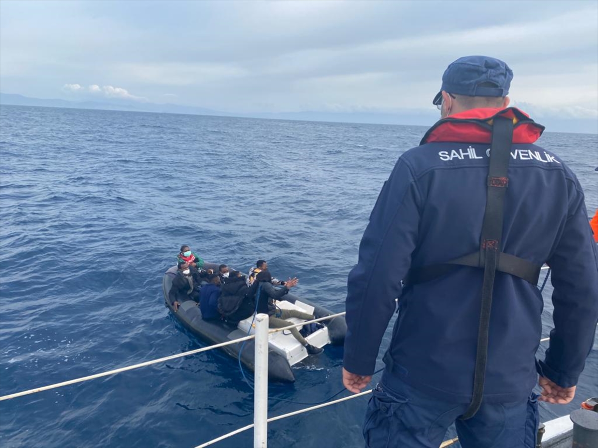 İzmir açıklarında geri itilen 7 düzensiz göçmen kurtarıldı