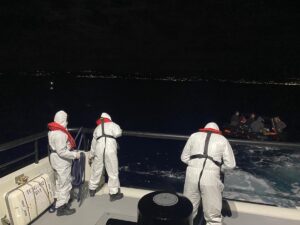 - Dikili açıklarında da 21 düzensiz göçmen yakalandı