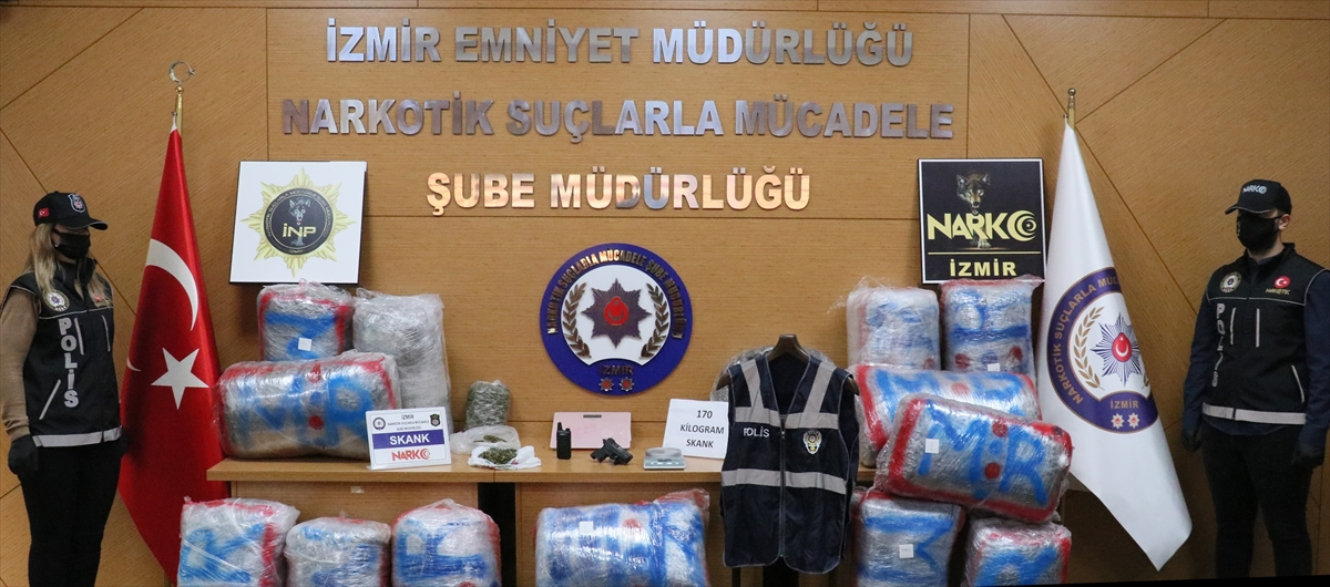 İzmir'de bir eve düzenlenen operasyonda 170 kilogram uyuşturucu ele geçirildi