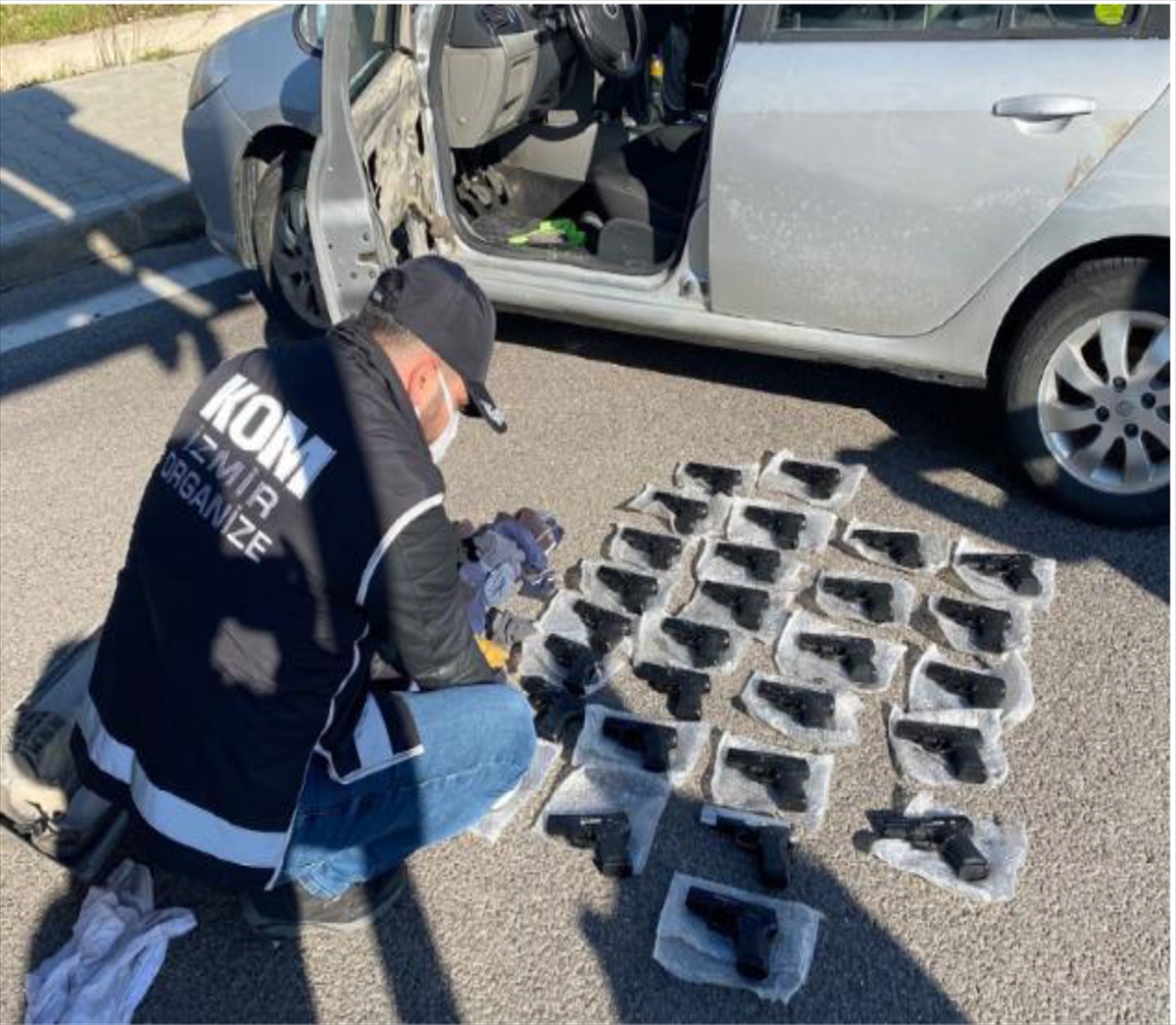 İzmir'de otomobilin kapı iç bölmelerine gizlenmiş 28 tabanca ele geçirildi