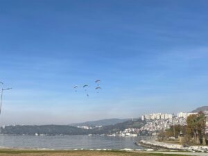 İZMİR (AA) – İzmir'de bir grup paramotor pilotu, Amasya'da yaşayan