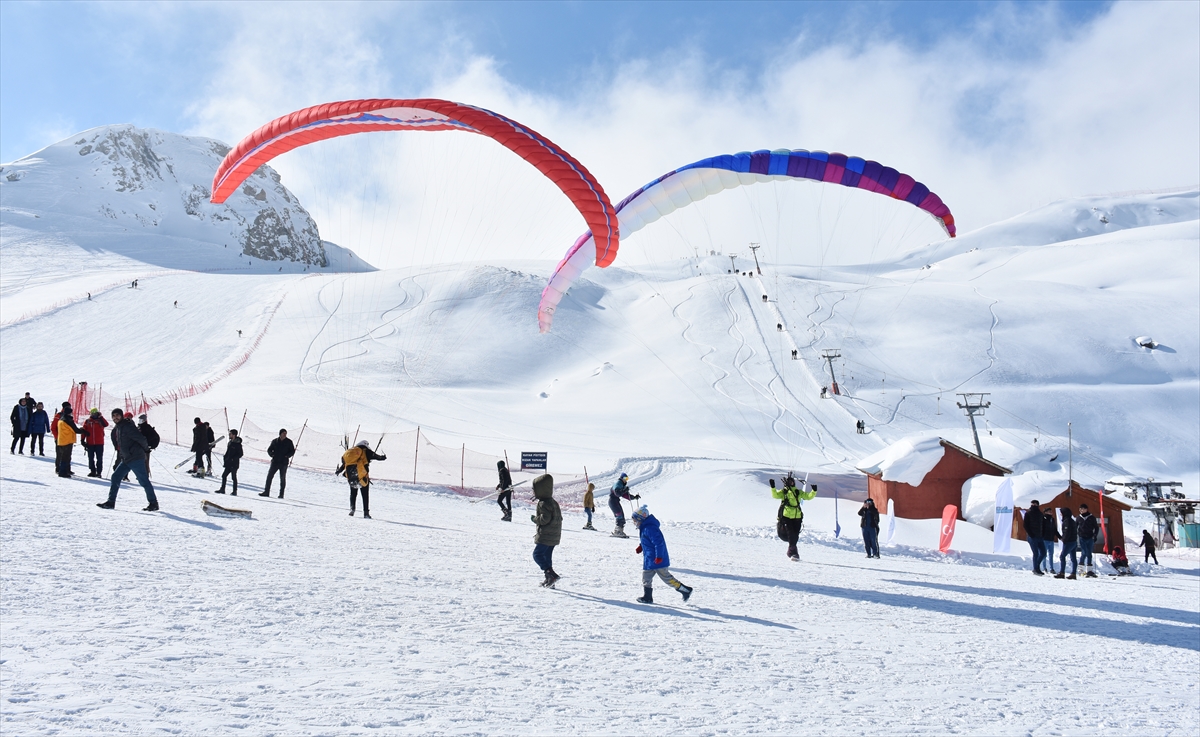 Kar festivali farklı illerden binlerce kişiyi Hakkari'de buluşturdu