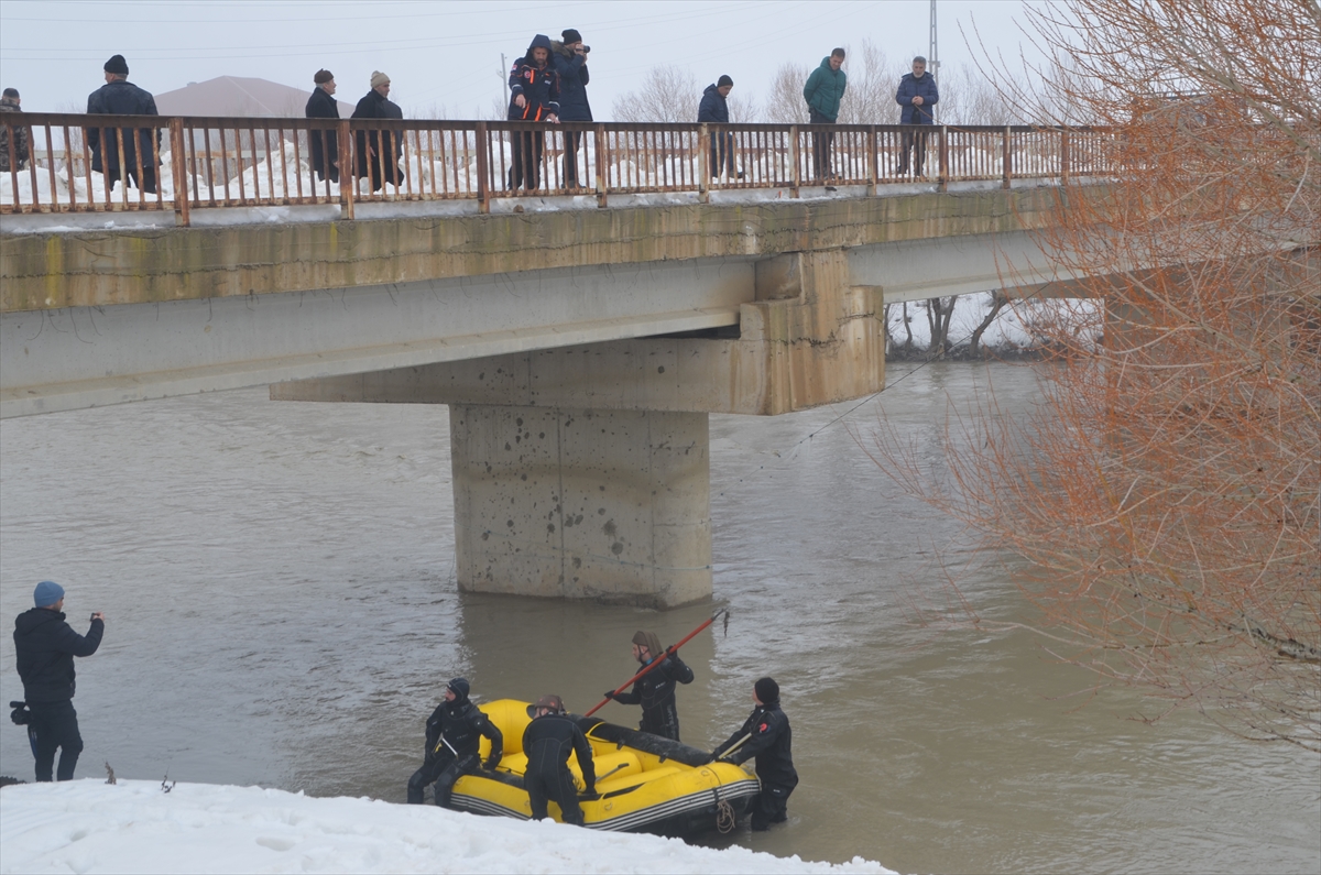 Karasu Nehri'ne düşen lise öğrencisini arama çalışmaları sürüyor