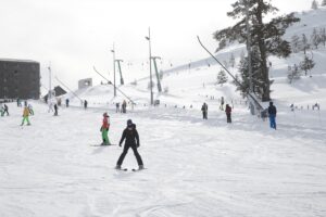 - Kar kalınlığının 2 metreyi geçtiği Kartalkaya'ya gelenler, kayak ve