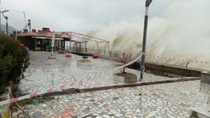 KASTAMONU (AA) – Kastamonu'nun Çatalzeytin ilçesinde fırtına nedeniyle yükselen dalgalar