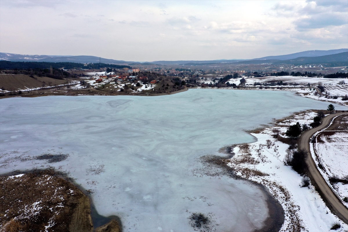 Kastamonu'daki göletin yüzeyi artan sıcaklıklara rağmen hala buzla kaplı