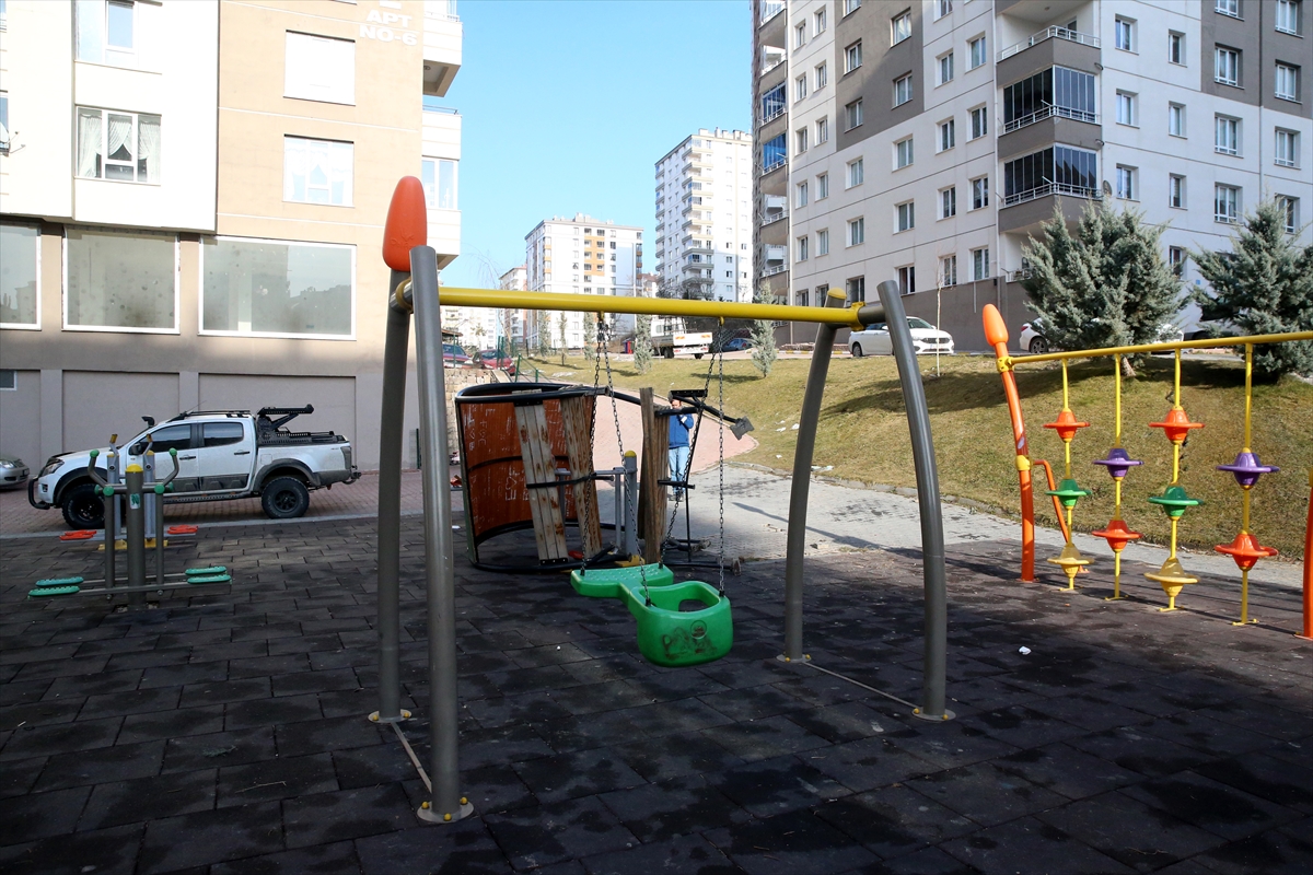 Kayseri'de freni boşalan pikap çocuk parkına girdi, 2 kişi yaralandı