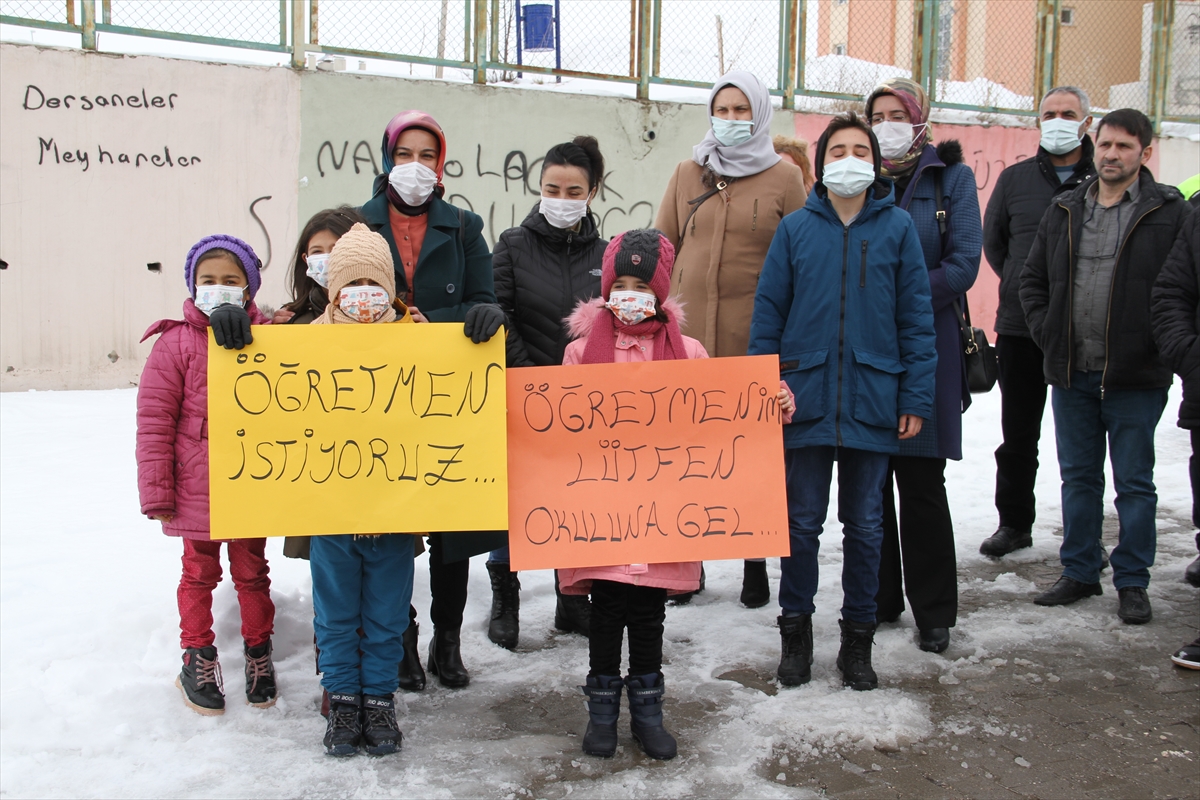 Kayseri'de öğrenci ve veliler öğretmenlerin göreve başlamamasını protesto etti