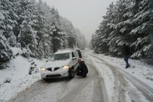 BALIKESİR (AA) – Edremit Körfezi'nin yüksek kesimlerinde kar yağışı ulaşımda