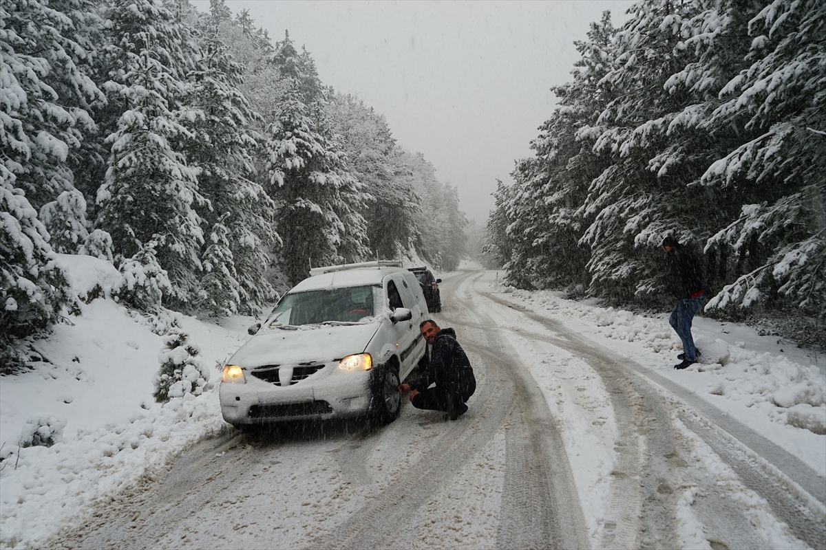 Kazdağları'nda etkili olan kar yağışı ulaşımda aksamalara yol açtı