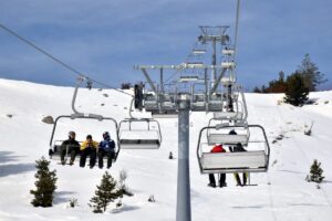 KARABÜK (AA) – Karabük'te güneşli havayı fırsat bilen kayak tutkunları,