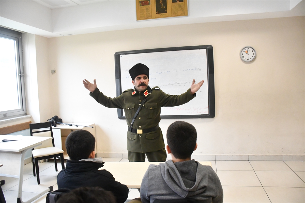 Kentin kurtuluşunu “çat kapı” girdikleri sınıflarda tiyatroyla anlatıyorlar