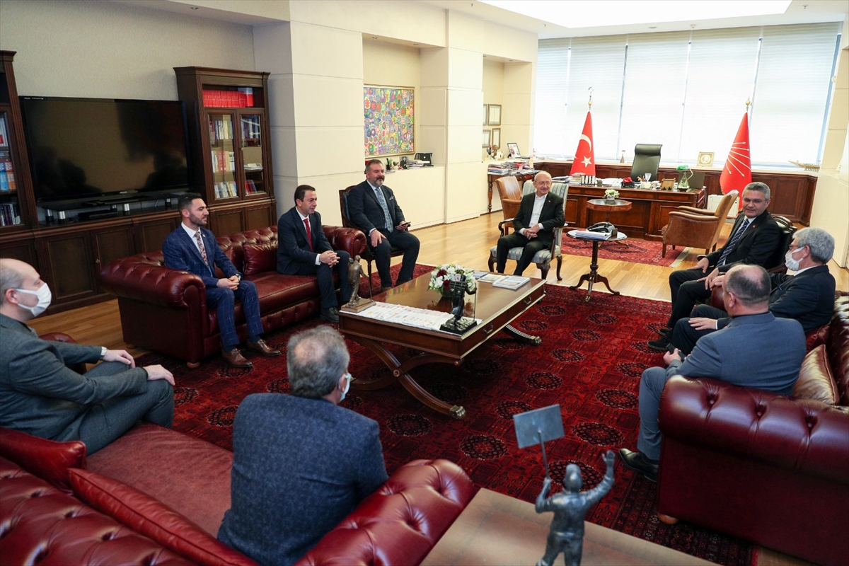 Kılıçdaroğlu, Hakkari'den partisine yeni katılanlara rozet taktı