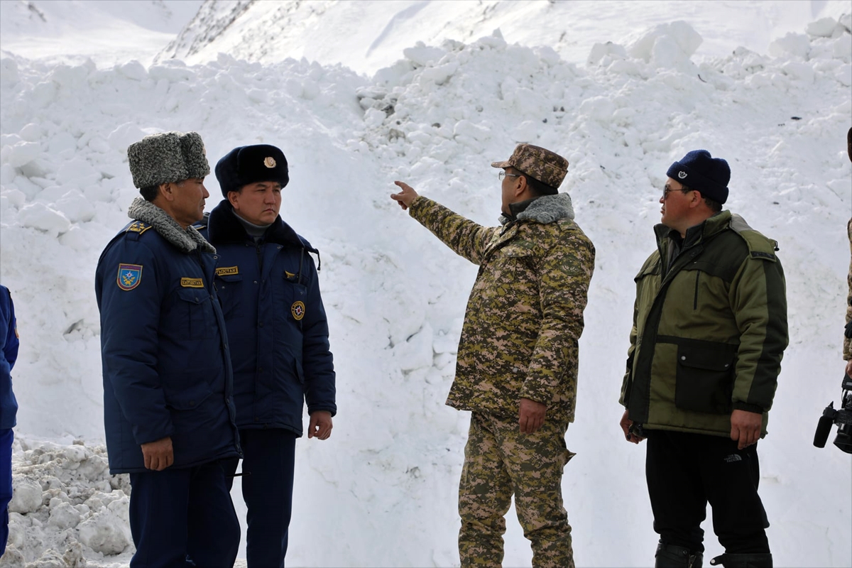 Kırgızistan'da çığ altında kalan iki kişinin daha cansız bedenine ulaşıldı