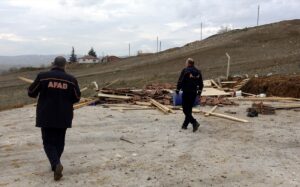 KIRIKKALE (AA) – Kırıkkale'de çardağın çökmesi sonucu yaralanan 2 işçi