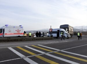 KIRIKKALE (AA) – Kırıkkale'nin Keskin ilçesinde kamyon ile öğrenci servisinin