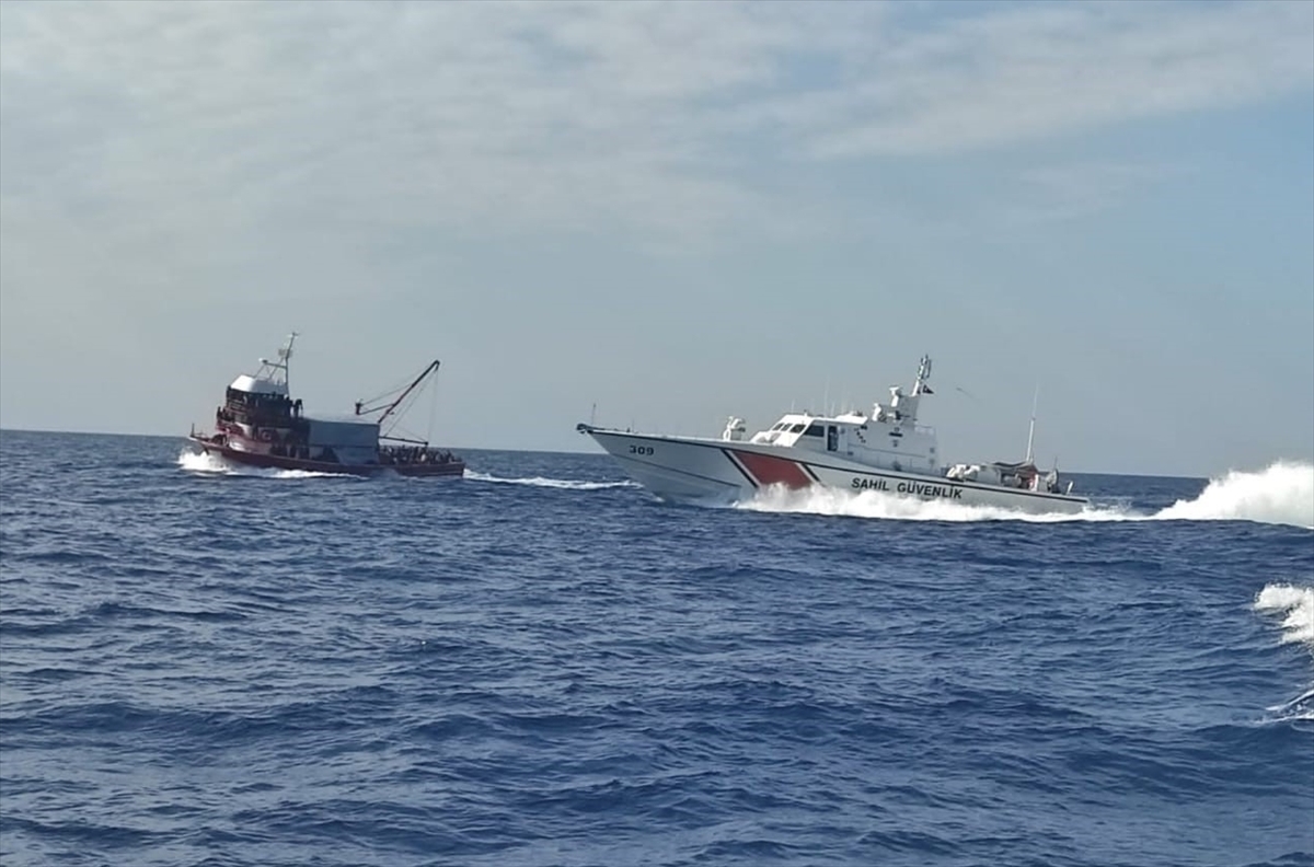GÜNCELLEME – KKTC açıklarında balıkçı teknesinde 334 düzensiz göçmen yakalandı