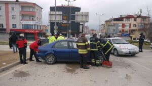 KOCAELİ (AA) – Kocaeli'nin Darıca ilçesinde iki otomobilin çarpışması sonucu