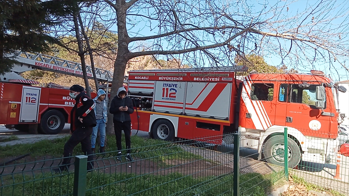 Kocaeli'de 3 çocuğu, yanan evden komşuları kurtardı