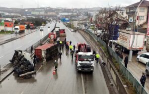 - D-100 kara yolunun İstanbul istikameti trafiğe kapandı