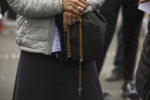 BOGOTA (AA) – Kolombiya'da binlerce kişi, Anayasa Mahkemesinin hamileliğin 24.