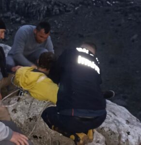 MALATYA (AA) – Malatya'da yaklaşık 100 metre yükseklikteki kayadan iple